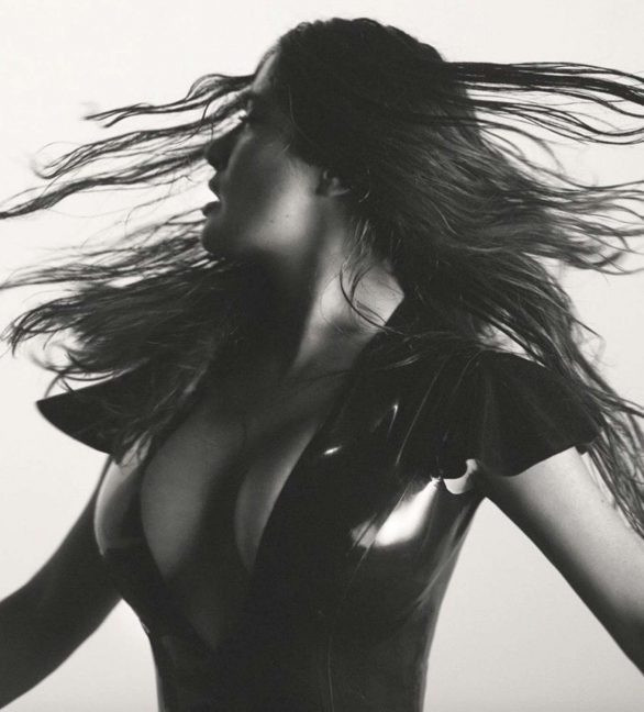 'Bom gợi cảm' Salma Hayek 'bốc lửa' trong loạt ảnh ảnh 2