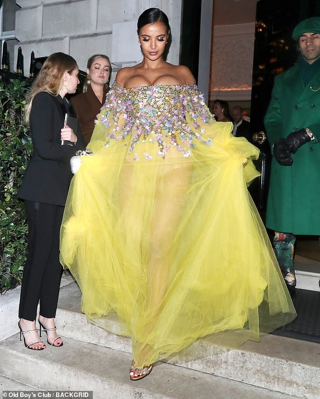 Maya Jama mặc hở ngực phản cảm gây choáng ảnh 1