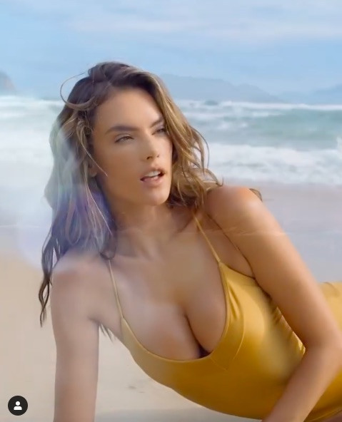 Ngất ngây ngắm Alessandra Ambrosio khoe dáng tuyệt mỹ với áo tắm ảnh 8