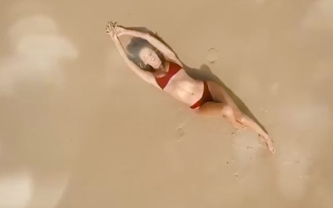 Ngất ngây ngắm Alessandra Ambrosio khoe dáng tuyệt mỹ với áo tắm ảnh 2