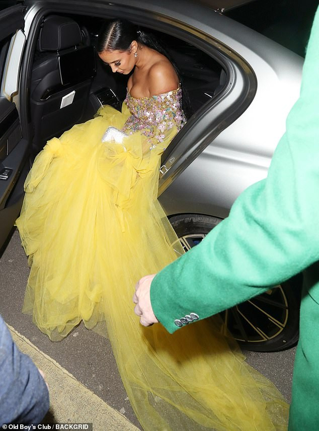 Maya Jama mặc hở ngực phản cảm gây choáng ảnh 4