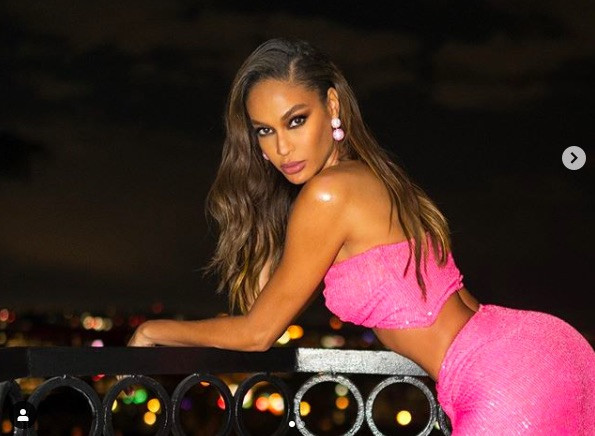 Đường cong 'bỏng rẫy' của Joan Smalls khiến cánh mày râu 'chao đảo' ảnh 1