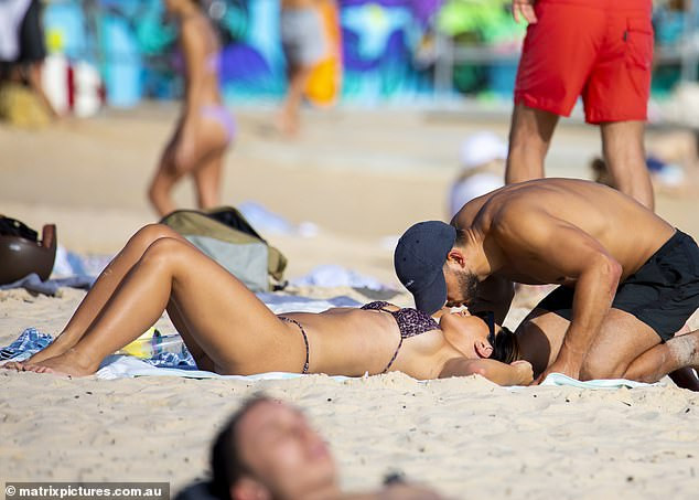 Sao truyền hình Úc tròn đầy cực nóng bỏng với bikini bé xíu ảnh 13