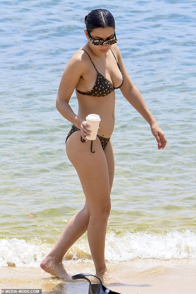 Charli XCX đẹp nuột nà không tỳ vết với áo tắm bé xíu ảnh 2