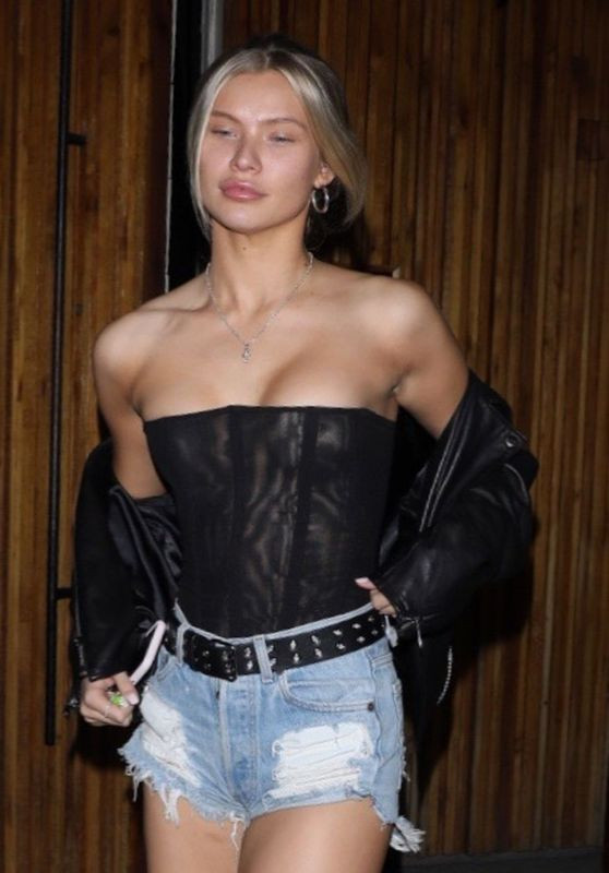 Siêu mẫu gốc Cuba 'thả rông' vòng 1 nóng bỏng hoang dại trên phố ảnh 4