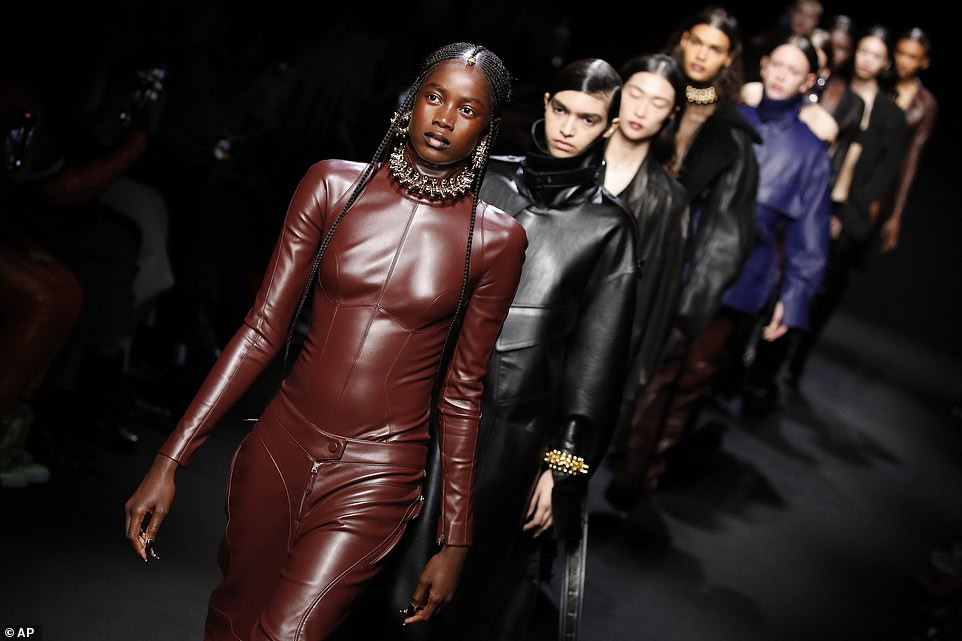 Người mẫu khoe trọn vòng 1 trên sàn catwalk ảnh 7