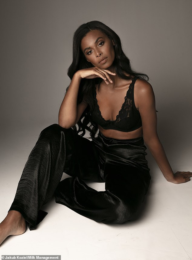 Sao truyền hình Anh 'thả rông' vòng 1 'bỏng mắt' ảnh 1