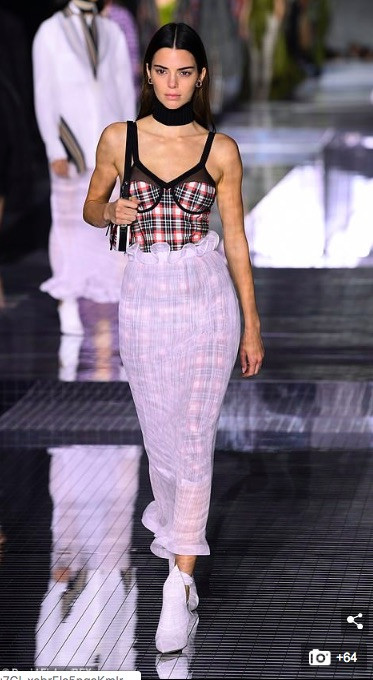 'Chân dài đắt giá nhất thế giới' mặc áo corset gợi cảm nổi bật trên sàn catwalk ảnh 2