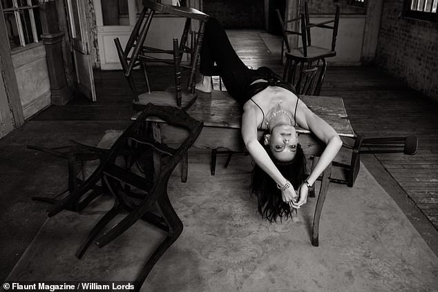 Katie Holmes 'cởi đồ', thả dáng sexy hút mắt ảnh 6