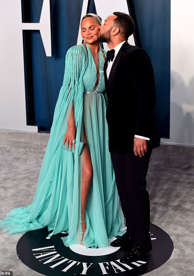 Siêu mẫu 'bốc lửa' Chrissy Teigen mặc xẻ sâu khoe ngực đầy nóng bỏng ảnh 3