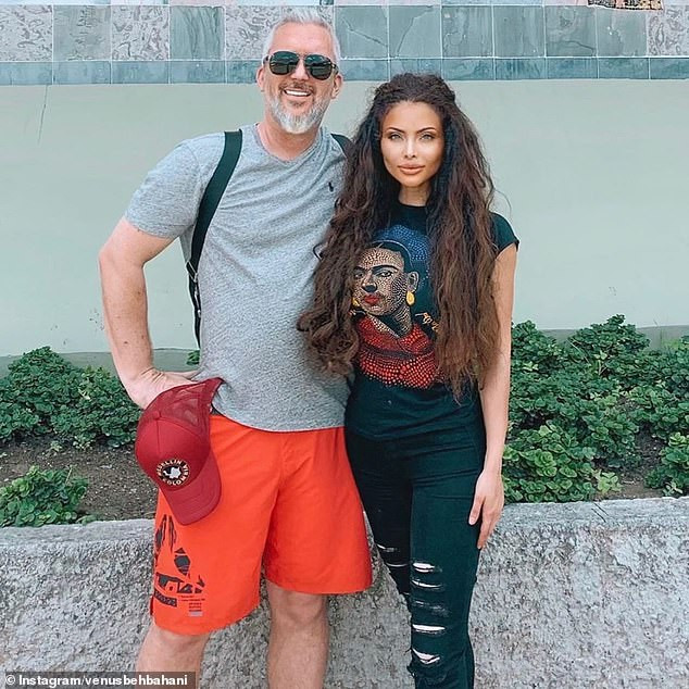 Sao truyền hình Úc bế bụng bầu chụp nude, khoe hình xăm 'khủng' dưới bụng ảnh 5