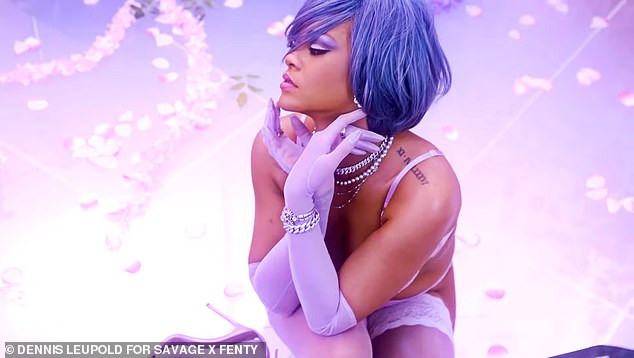 Rihanna mặc nội y ren phô dáng nảy nở cực gợi cảm ảnh 2