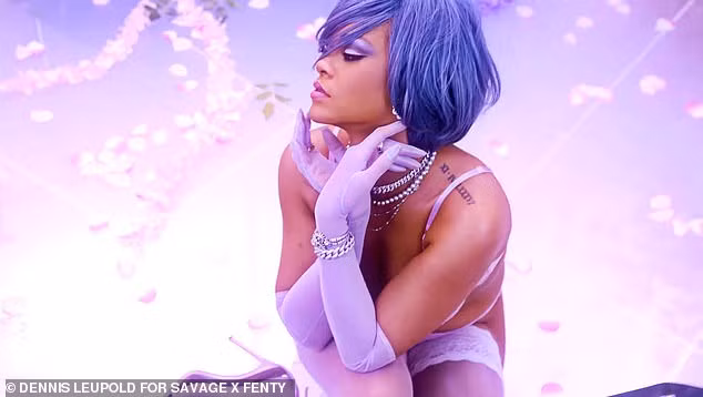 Rihanna mặc nội y ren phô dáng nảy nở cực gợi cảm ảnh 2