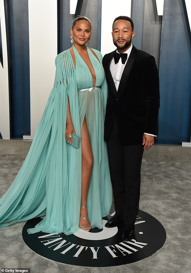 Siêu mẫu 'bốc lửa' Chrissy Teigen mặc xẻ sâu khoe ngực đầy nóng bỏng ảnh 1