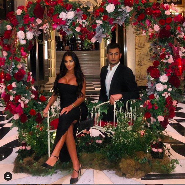 Đỏ mặt nhìn sao truyền hình Anh quốc khoe ngực khủng tại sự kiện ảnh 4