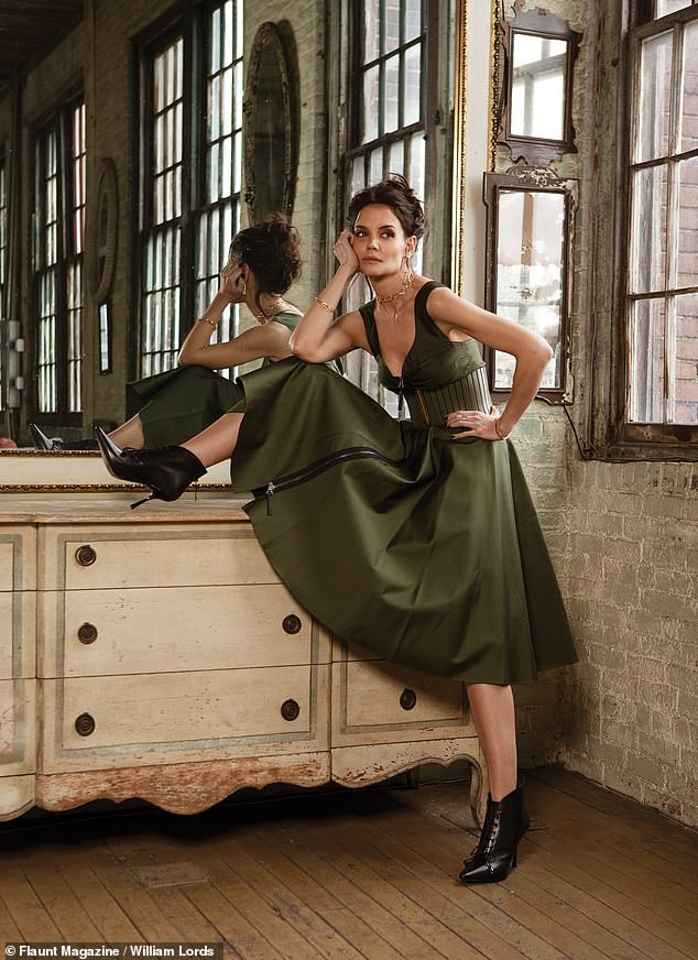 Katie Holmes 'cởi đồ', thả dáng sexy hút mắt ảnh 4