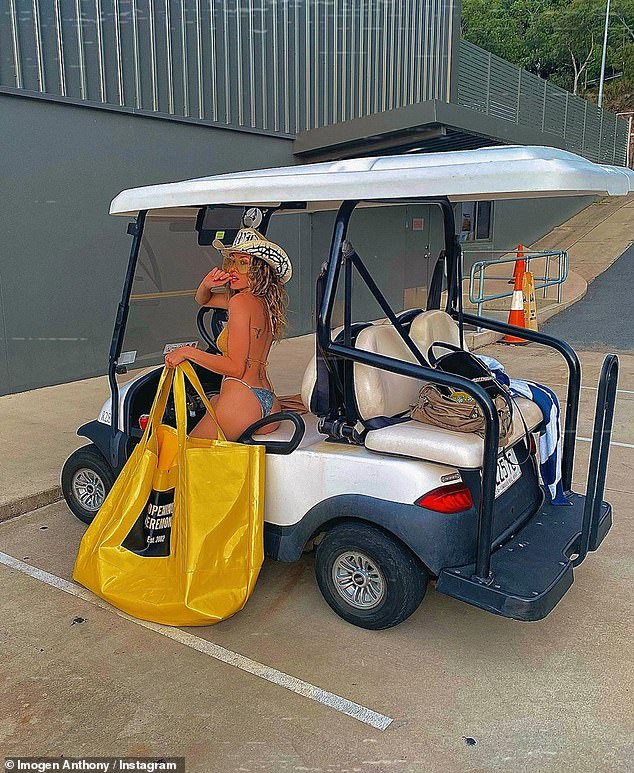 Chân dài 9x chuộng mặc áo tắm bé xíu, dáng đẹp như tạc tượng ảnh 4