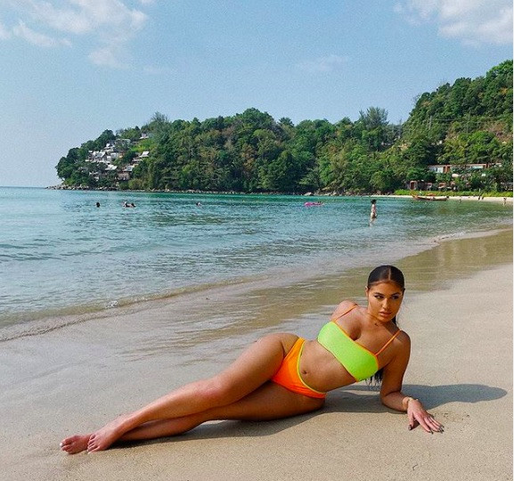 Sao truyền hình 9x quá quyến rũ với váy trắng ôm sát, ngực đầy không nội y ảnh 7