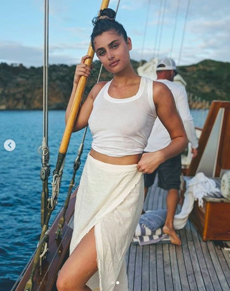 'Thiên thần nội y' Taylor Hill 'thả rông' vòng 1 với áo ba lỗ bó sát ảnh 2