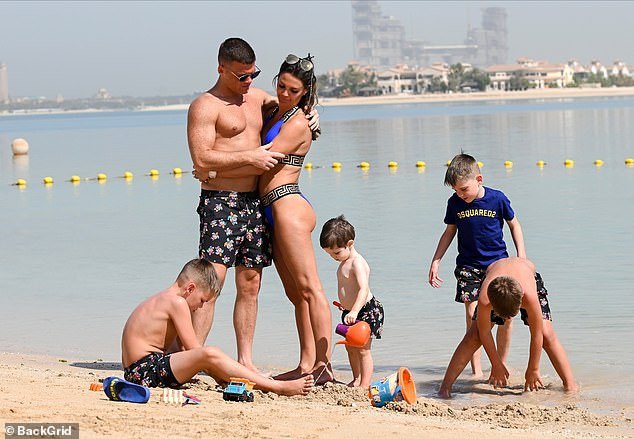 Cựu hoa hậu Anh mặc bikini nóng bỏng, hôn đắm đuối chồng ở biển ảnh 5