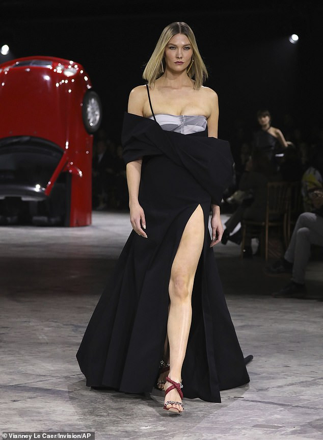 Siêu mẫu cao 1m88 Karlie Kloss mặc đầm cúp ngực catwalk quyền lực ảnh 1