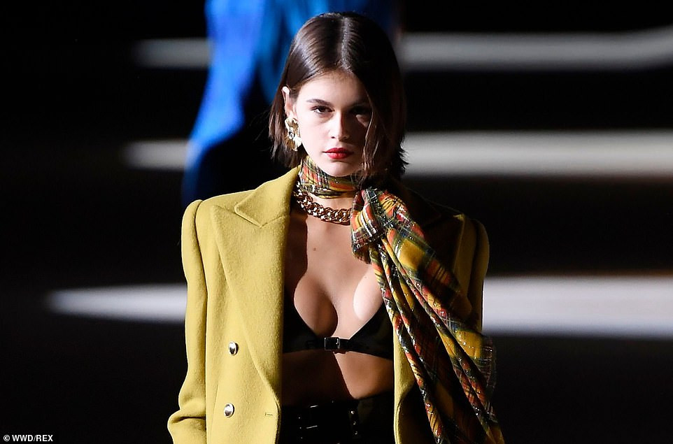 Kaia Gerber khoe ngực đầy 'bỏng mắt', catwalk quyền lực ở show Saint Laurent ảnh 1