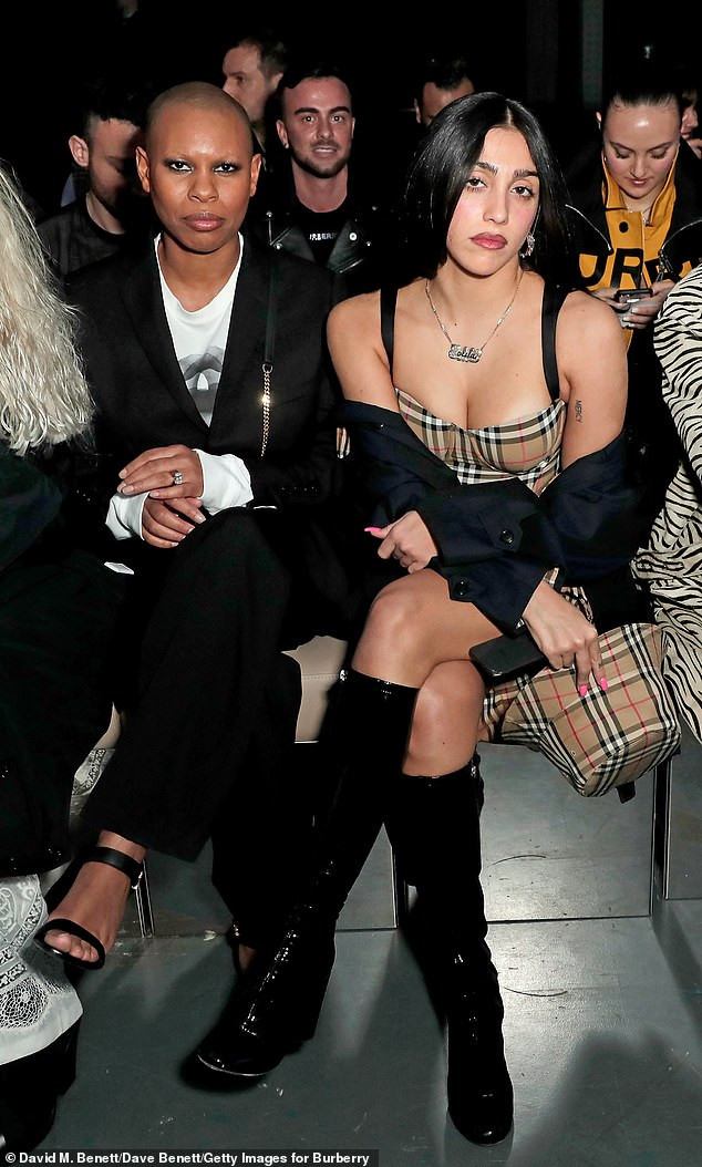 Con gái 9x của Madonna mặc gợi cảm, sexy đầy hoang dại ảnh 4