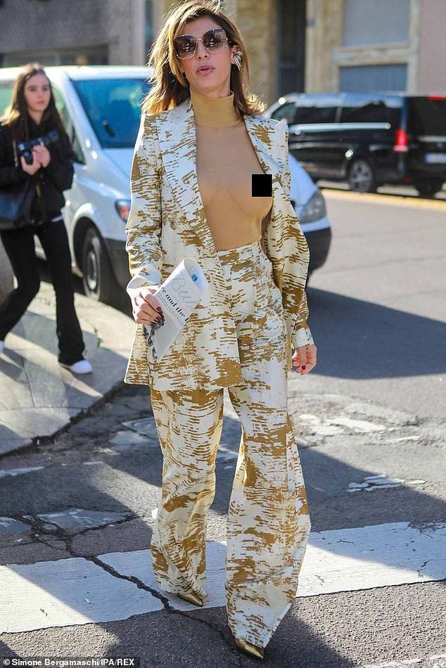 Tình cũ của 'bò mộng' Vieri mặc áo màu nude phản cảm, gây hiểu nhầm ảnh 6