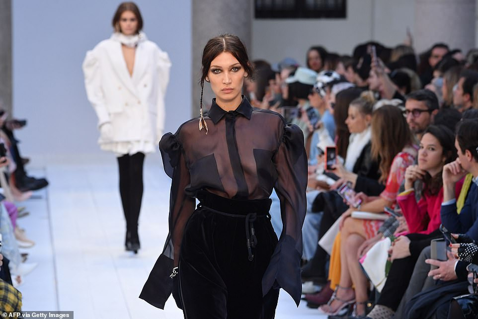 Con gái siêu mẫu của Cindy Crawford và Bella Hadid ngực trần catwalk ảnh 11