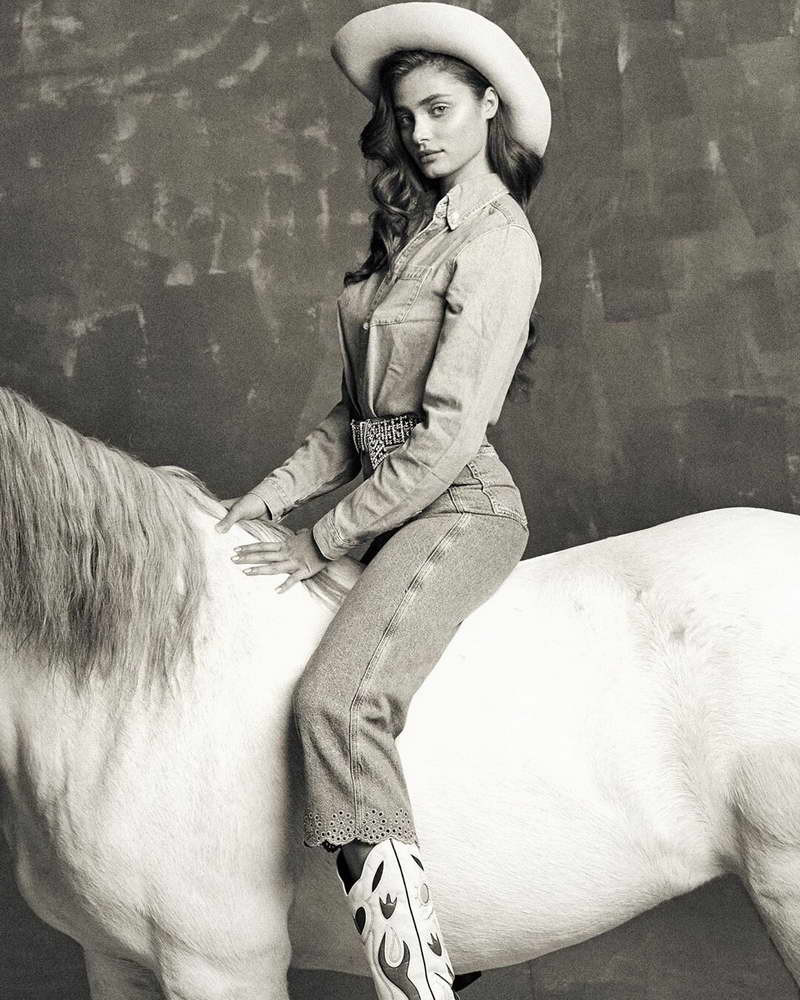 'Thiên thần nội y' Taylor Hill 'thả rông' vòng 1 với áo ba lỗ bó sát ảnh 7