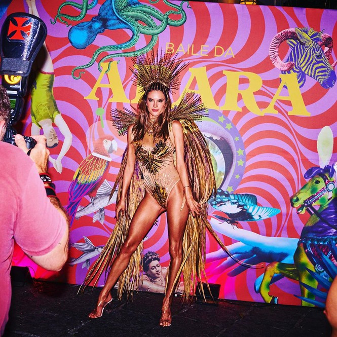 Alessandra Ambrosio dáng đẹp mê mẩn với bikini bé xíu ảnh 7