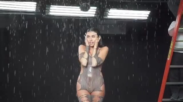 Đường cong tuyệt mỹ, đẹp đến 'nghẹt thở' của nữ ca sĩ Mỹ trong MV Sơn Tùng M-TP ảnh 7