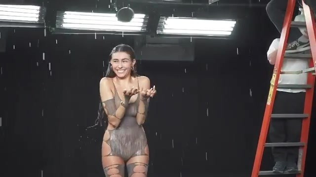 Đường cong tuyệt mỹ, đẹp đến 'nghẹt thở' của nữ ca sĩ Mỹ trong MV Sơn Tùng M-TP ảnh 8