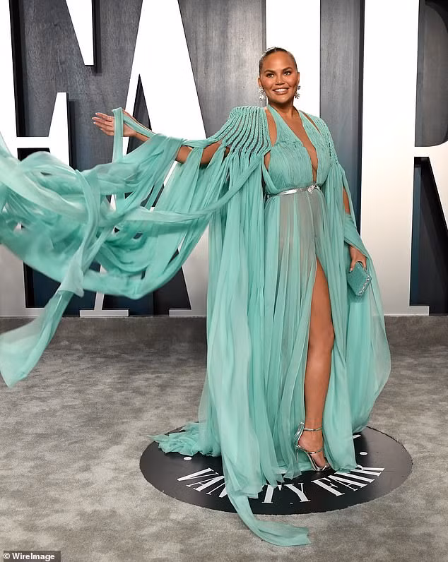 Siêu mẫu 'bốc lửa' Chrissy Teigen mặc xẻ sâu khoe ngực đầy nóng bỏng ảnh 5