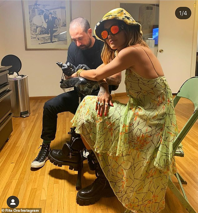 Rita Ora mặc áo tắm nhỏ xíu, lộ rõ chân ngực cực nóng bỏng ảnh 3