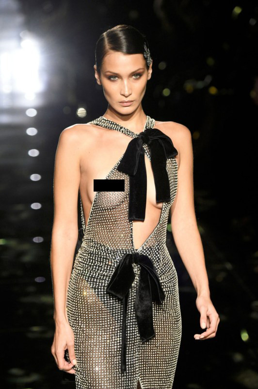 Bella Hadid mặc như không, lộ trọn vòng 1 khi catwalk ảnh 5