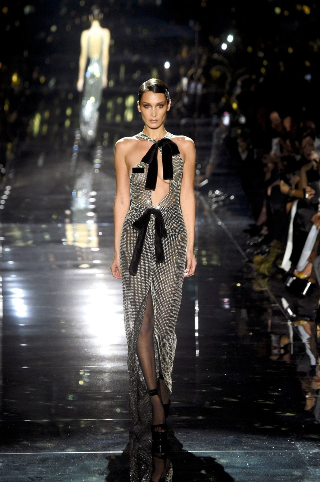 Bella Hadid mặc như không, lộ trọn vòng 1 khi catwalk ảnh 4