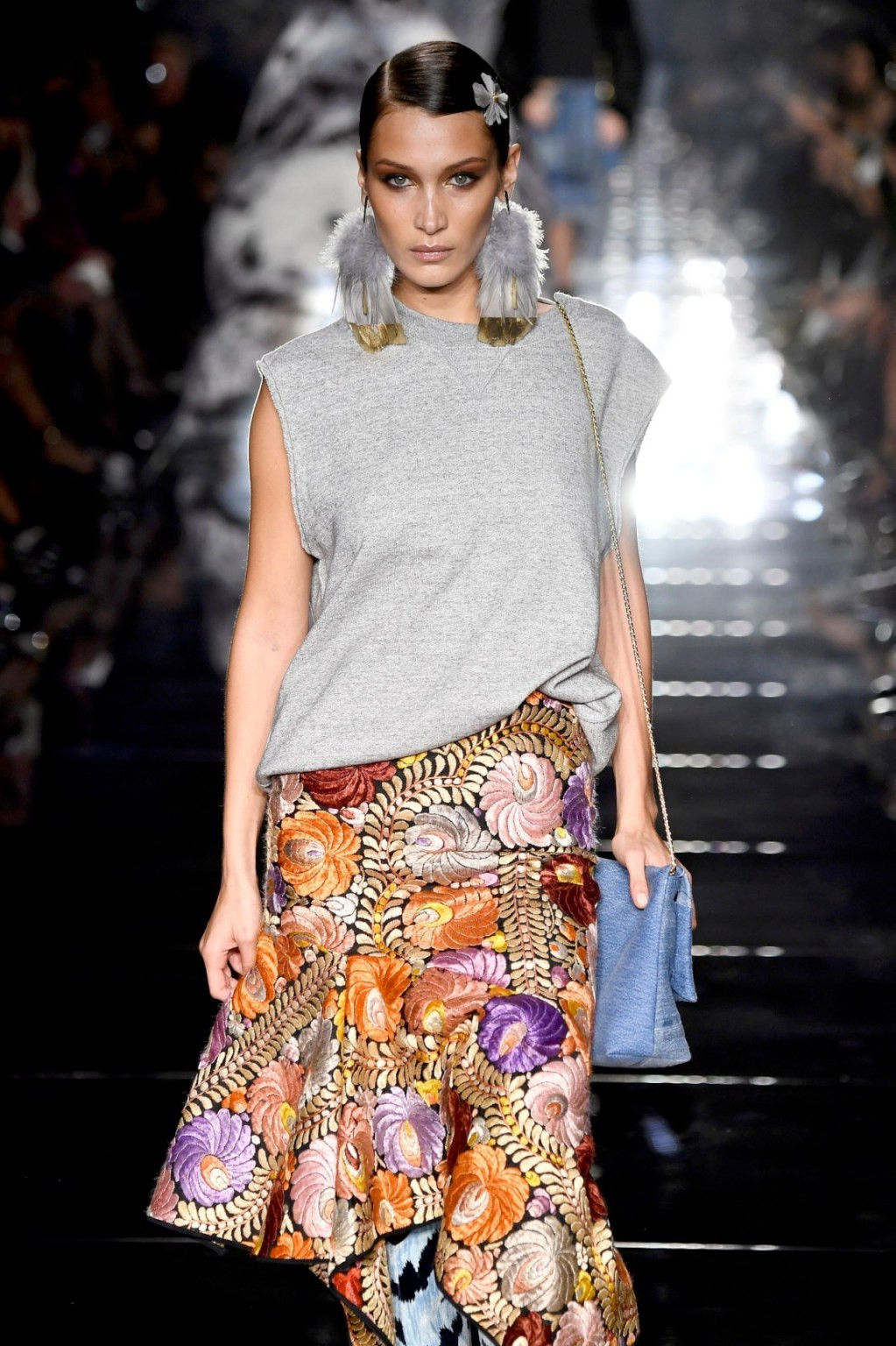 Bella Hadid mặc như không, lộ trọn vòng 1 khi catwalk ảnh 3