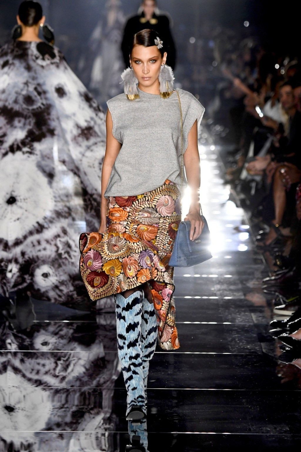 Bella Hadid mặc như không, lộ trọn vòng 1 khi catwalk ảnh 6