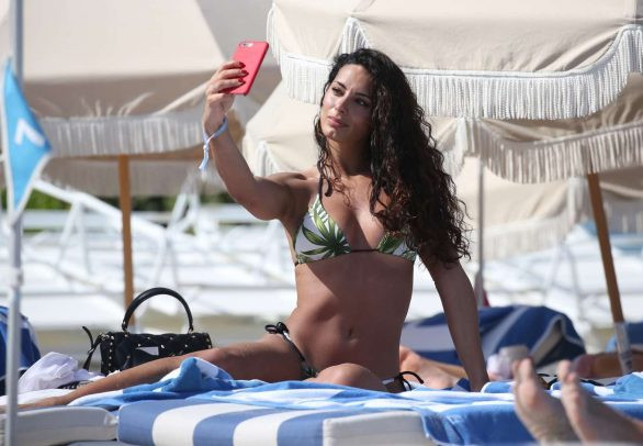 Khó rời mắt khỏi 'Hoa hậu có đường cong đẹp nhất nước Ý' ảnh 2