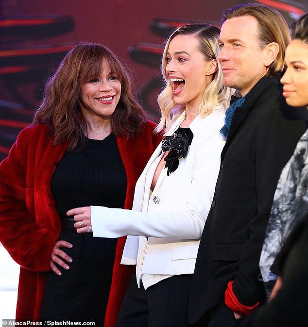 Margot Robbie áo xẻ sâu bất tận, khoe vòng 1 táo bạo ảnh 7