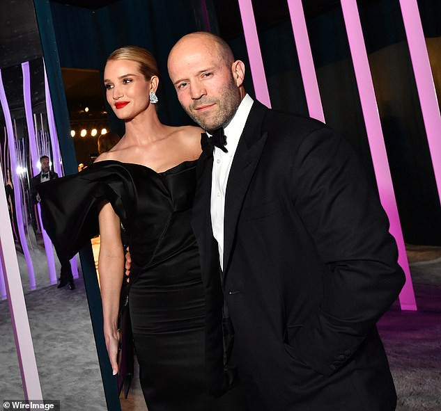 Bạn gái vai trần sexy đẹp đôi bên 'Người vận chuyển' Jason Statham ảnh 1