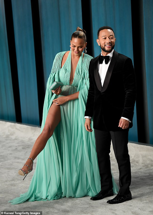 Siêu mẫu 'bốc lửa' Chrissy Teigen mặc xẻ sâu khoe ngực đầy nóng bỏng ảnh 4