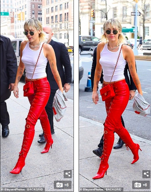 Gái hư Miley Cyrus 'thả rông' vòng 1 trên phố ảnh 4