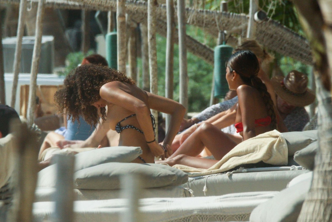 Bạn gái tuyển thủ Italia vô tư cởi áo để ngực trần ở biển ảnh 1