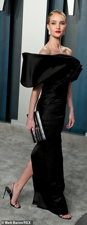 Bạn gái vai trần sexy đẹp đôi bên 'Người vận chuyển' Jason Statham ảnh 4