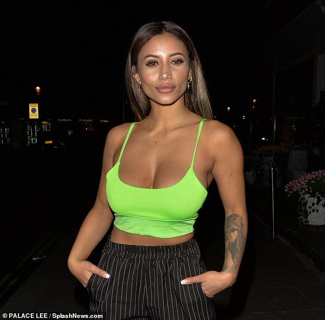 Kayleigh Morris diện mốt không nội y ra phố, gợi cảm 'nhức mắt' ảnh 2