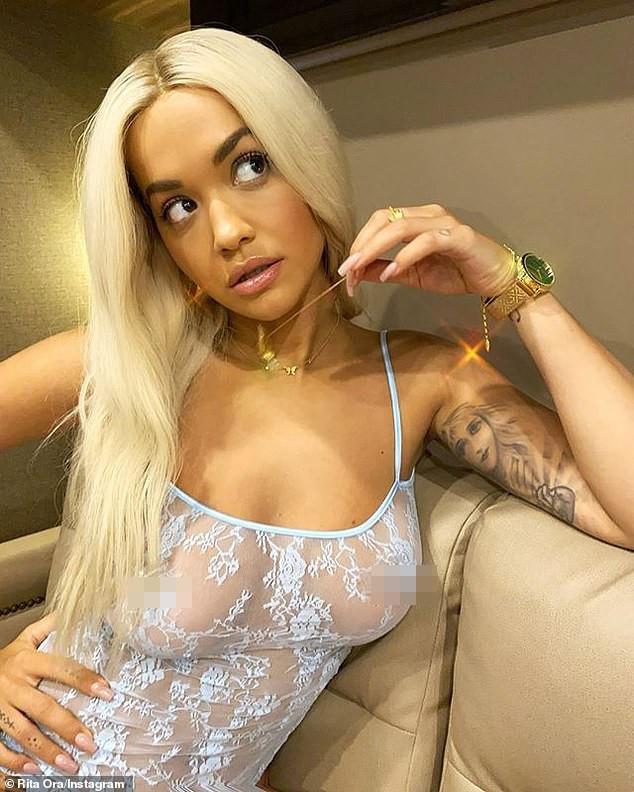 Rita Ora mặc áo tắm nhỏ xíu, lộ rõ chân ngực cực nóng bỏng ảnh 6