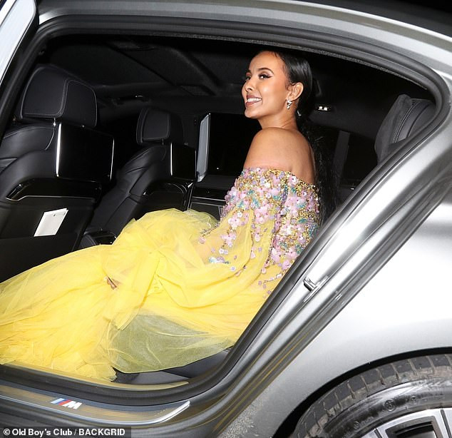 Maya Jama mặc hở ngực phản cảm gây choáng ảnh 5