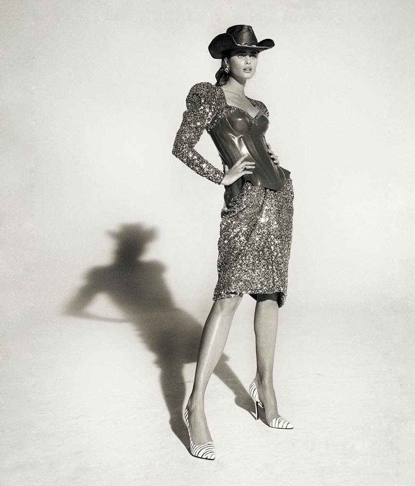 'Thiên thần nội y' Taylor Hill 'thả rông' vòng 1 với áo ba lỗ bó sát ảnh 8